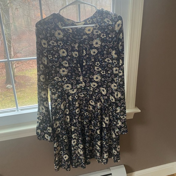 American Eagle size large dress. cutout in front for cleavage and bell sleeves - Picture 1 of 4